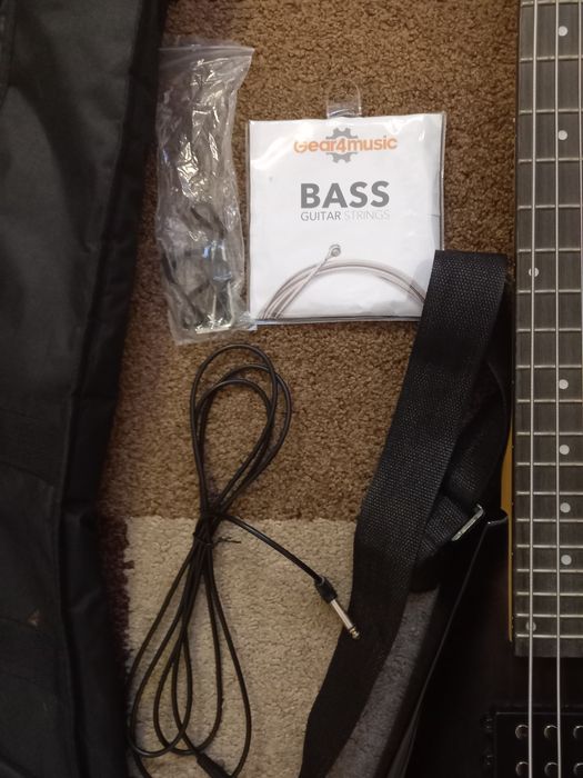 baixo elétrico + amplificador + conjunto de cordas + case