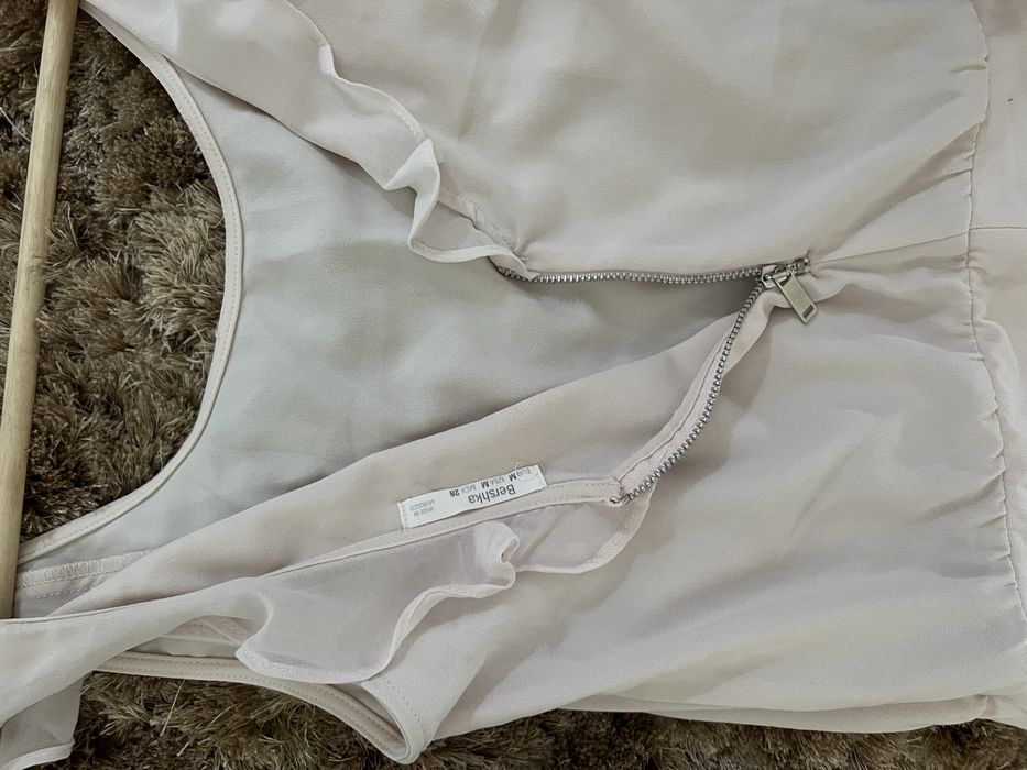 Vestido curto justo com folhos