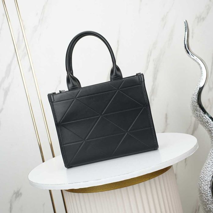 Torebka Prada czarna – idealna na codzienność i specjalne okazje