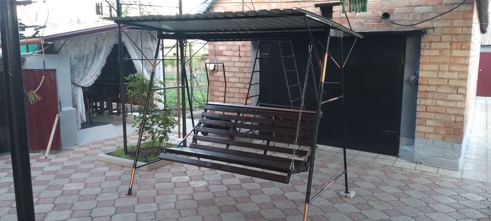Продам садовую качелю.