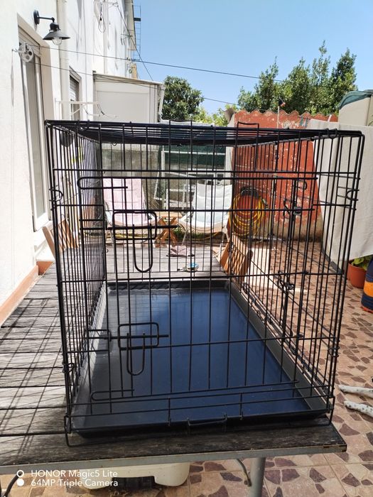 Jaula para cães de porte médio, dobrável e fácil de arrumar/transportar. Muito pouco uso.
