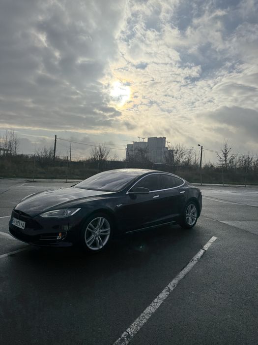 Тесла модел с 85кв перфоменс