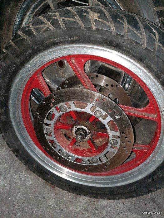 Motor Kawasaki gpx600, rodas e pequenas peças soltas