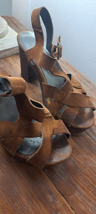 Sandálias em pele com salto compensado