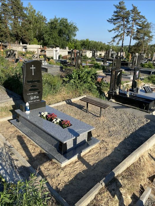 Прибирання та догляд за місцем поховання. Львів.