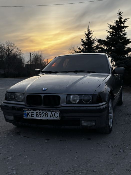BMW E36 320i.