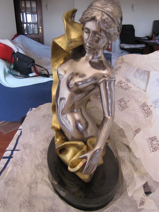 Estatueta em platina Assinada