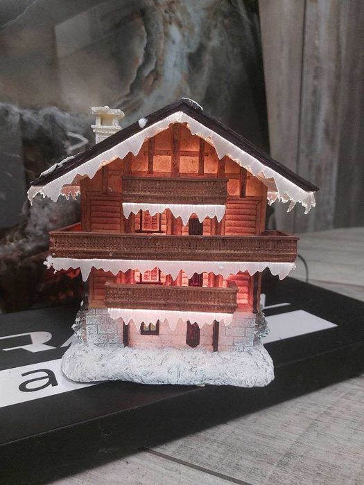 Новогодний керамический с подсветкой домик . Высота  20см ширина 17см