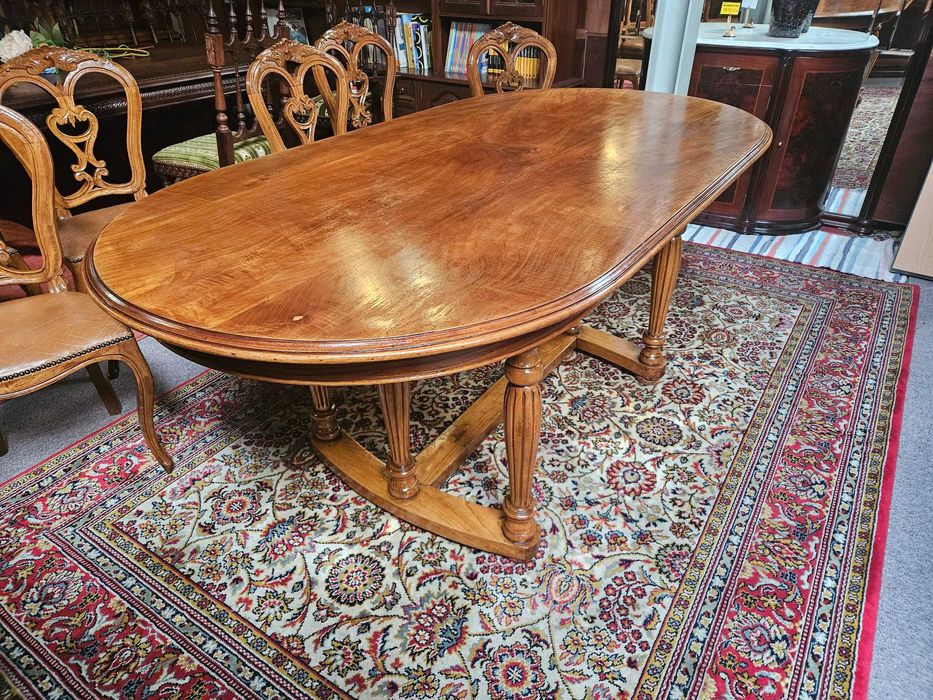 Mesa de sala em madeira, oval - Bom estado geral - Só a mesa, as cadei