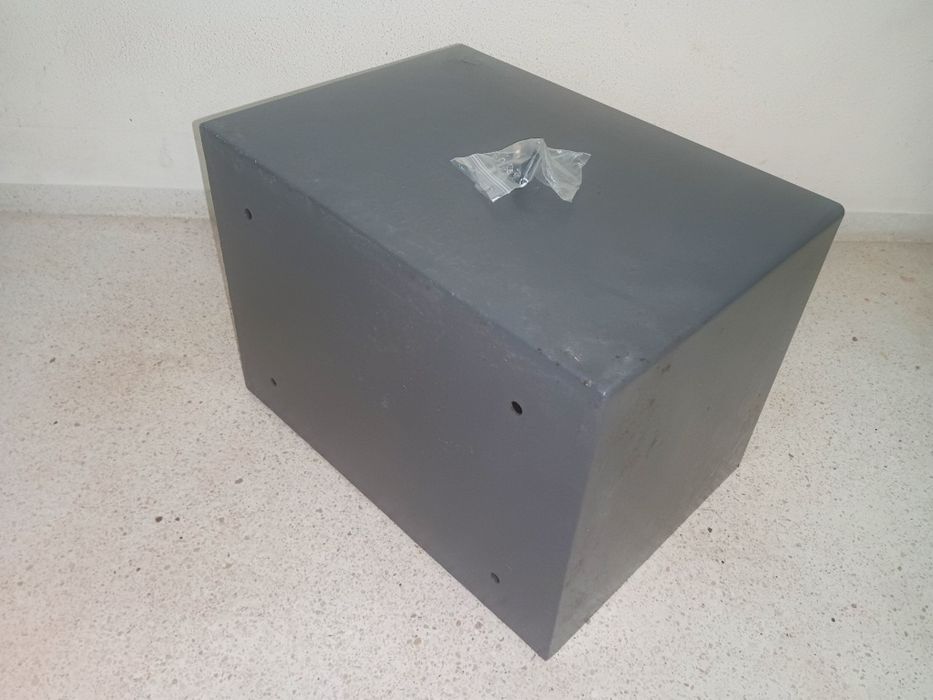 Cofre de segurança eletrónico/digital de encastrar ou fixar, construído em aço de cor cinzenta escura:  
​Dimensões: 35 \25 \ 25cm