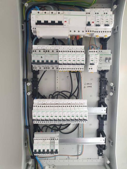 Eletricidade nova e renovacao trabalhow de pladur juntas e pintura