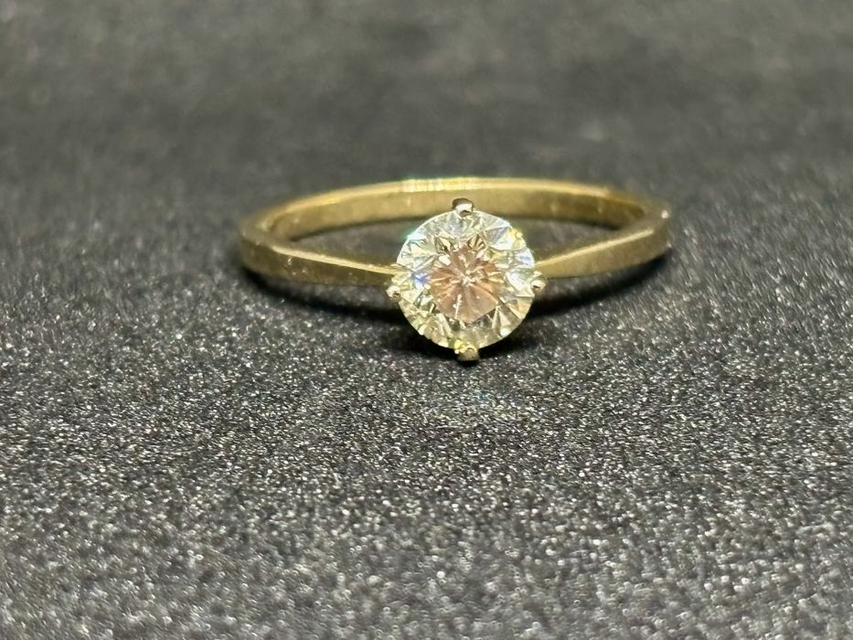 Pierścionek – 14-karatowe żółte złoto – 0,84 ct diament naturalny – wykonany na zamówienie, nieużywany