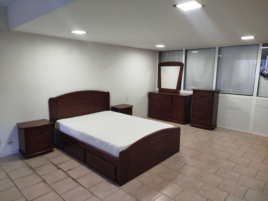 Mobília de quarto em pinho maciço