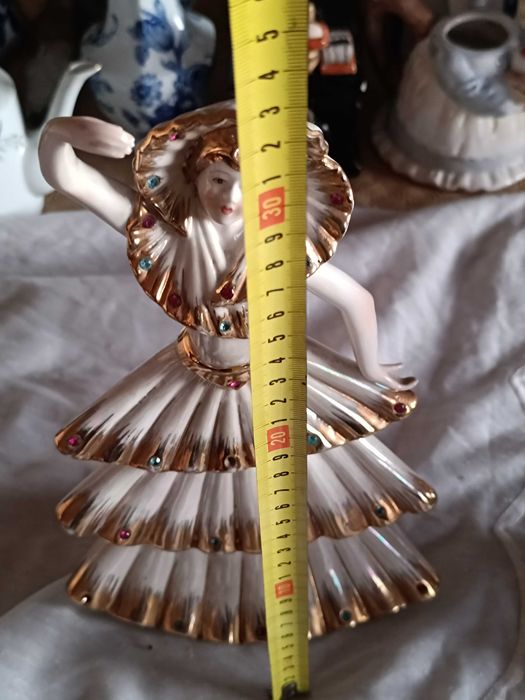 2 Estatuetas femininas vintage lindíssimas