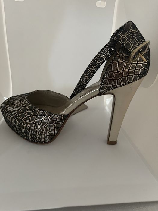 Sapato de senhora dourado