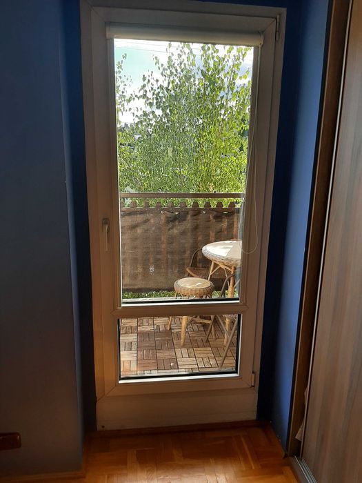 sprzedam białe drzwi balkonowe pcv z roletą.