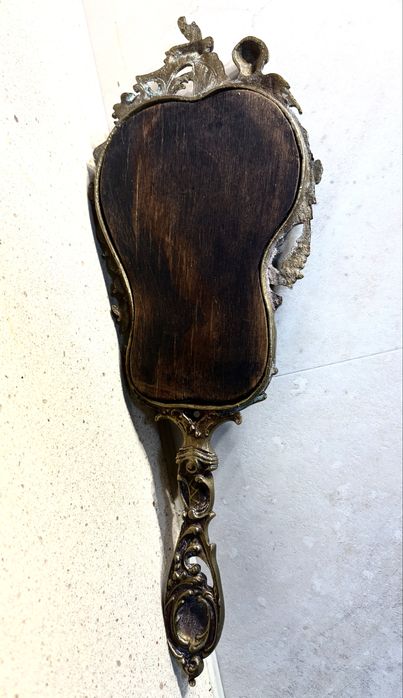 Antiga estrutura de espelho de mão em bronze com amorosos anjnhos