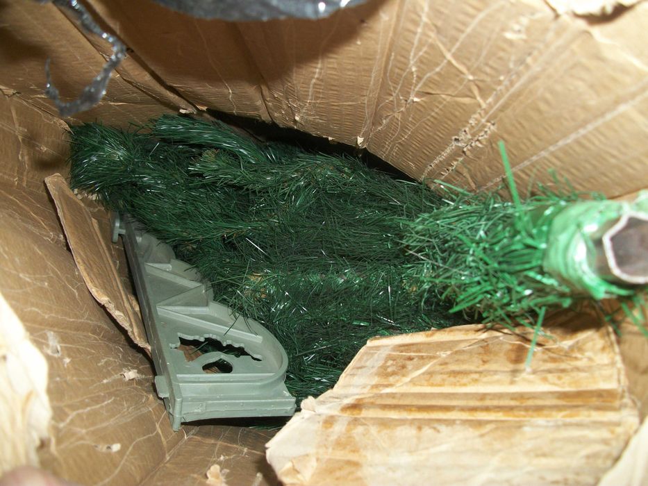 елка 180 см . состояние новой с теногой