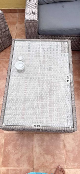 Mesa de centro de exterior — rattan sintético com tampo de vidro