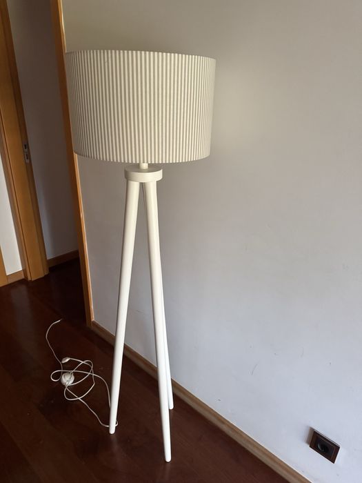 Cadeeiro de pe em madeira e abajur