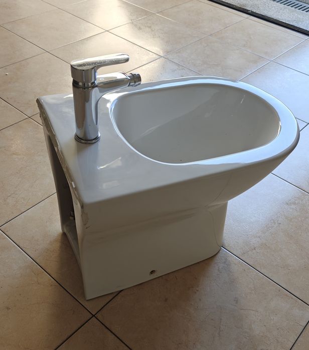 Bidé com torneira
