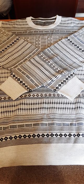 Продам два фирменных свитера