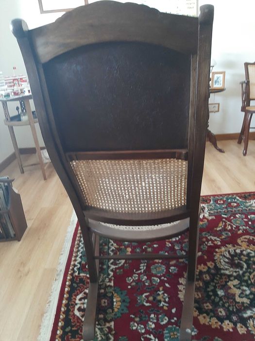 Artistica cadeira de baloiço madeira e palhinha