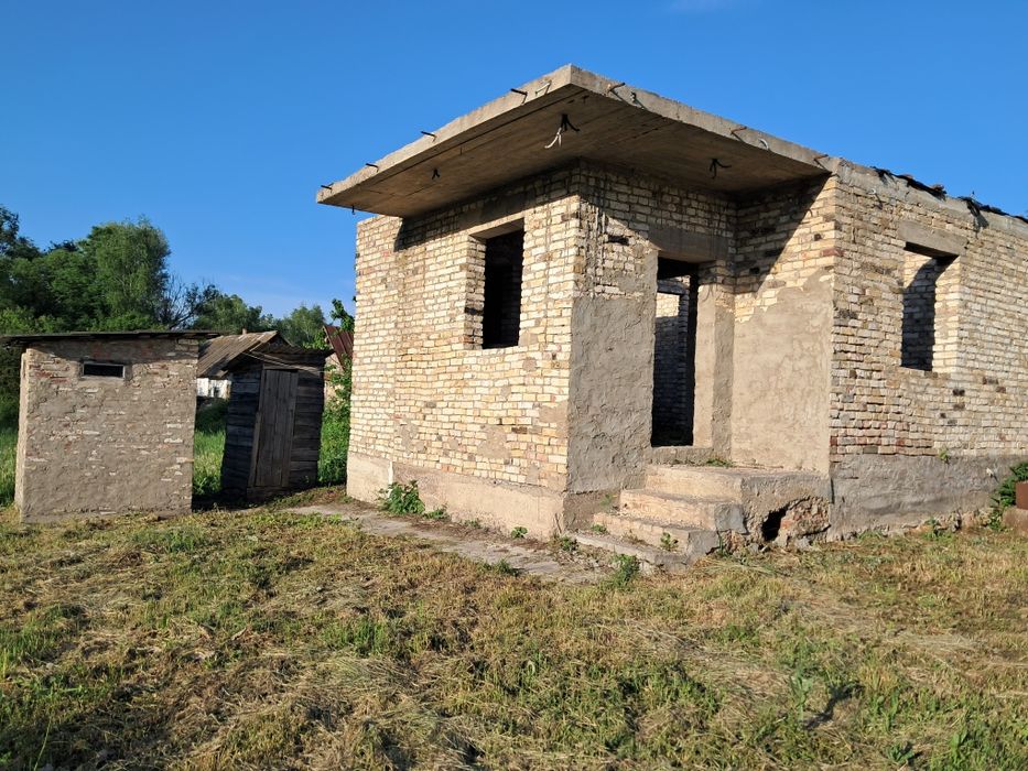 Старий будинок і недострой.