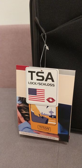 Zestaw walizka + etui + kosmetyczka + kluczyk =  nowe TITAN