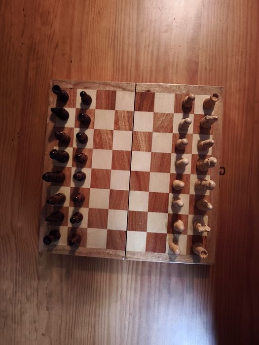 Jogo xadrez em madeira