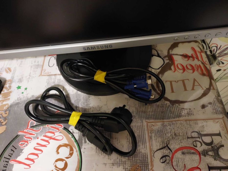 Монитор Samsung 19" дюймів  простий та надійний, все працюе