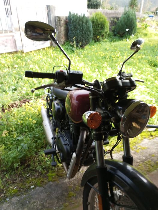 Moto Benelli quase nova