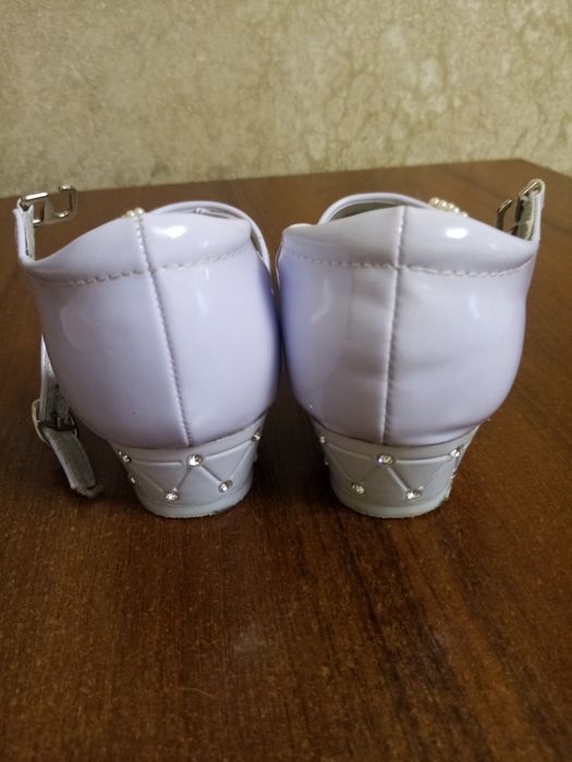 Туфлі білі дитячі 31 розміру на каблучку