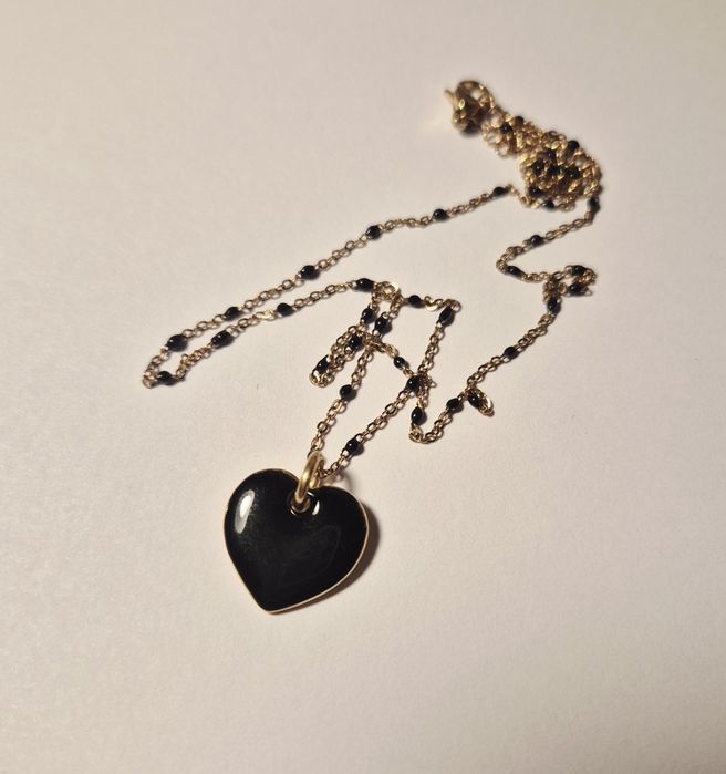 Lilou naszyjnik z zawieszką serce pozłacane z czarną emalią