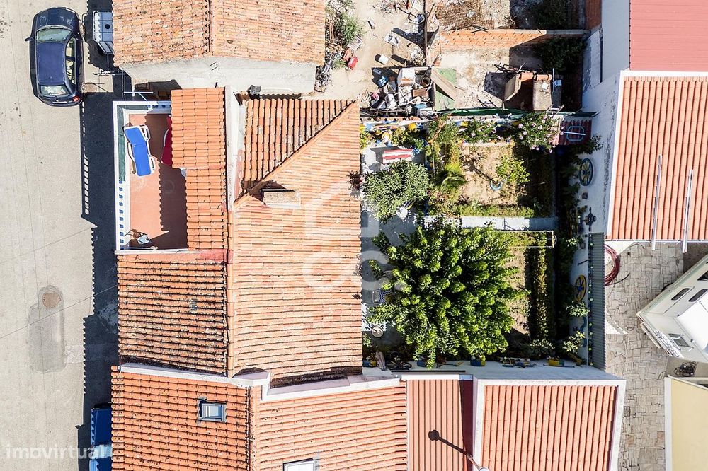 Moradia T3 c/ Quintal, Terraço e Aproveitamento de Sótão nos Canaviais