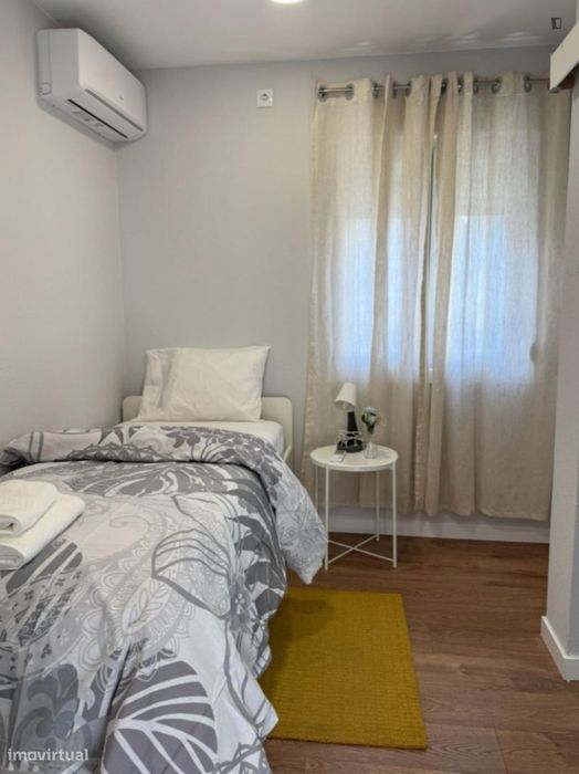 Quarto - localizado em Amadora Lisbon