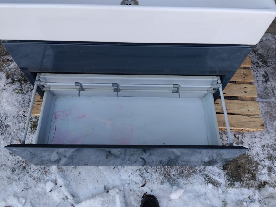 Szafka z umywalką i baterią