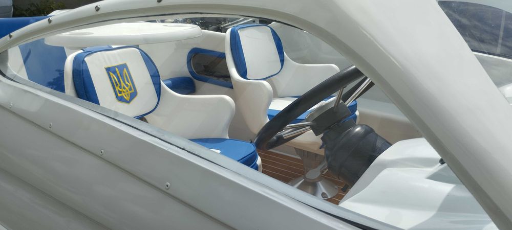 Катер для романтичних прогулянок.