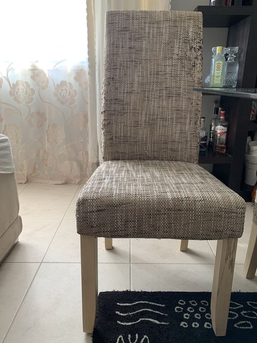 Mesa e quatro cadeiras