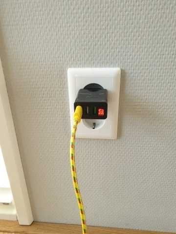 Зарядне до смартфона . Три порти. LED