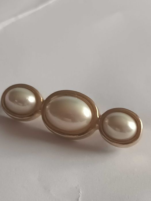 broszka z perlami diora