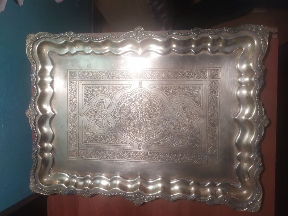 Вінтажний латунний підніс 36×26 см із красивим карбуванням