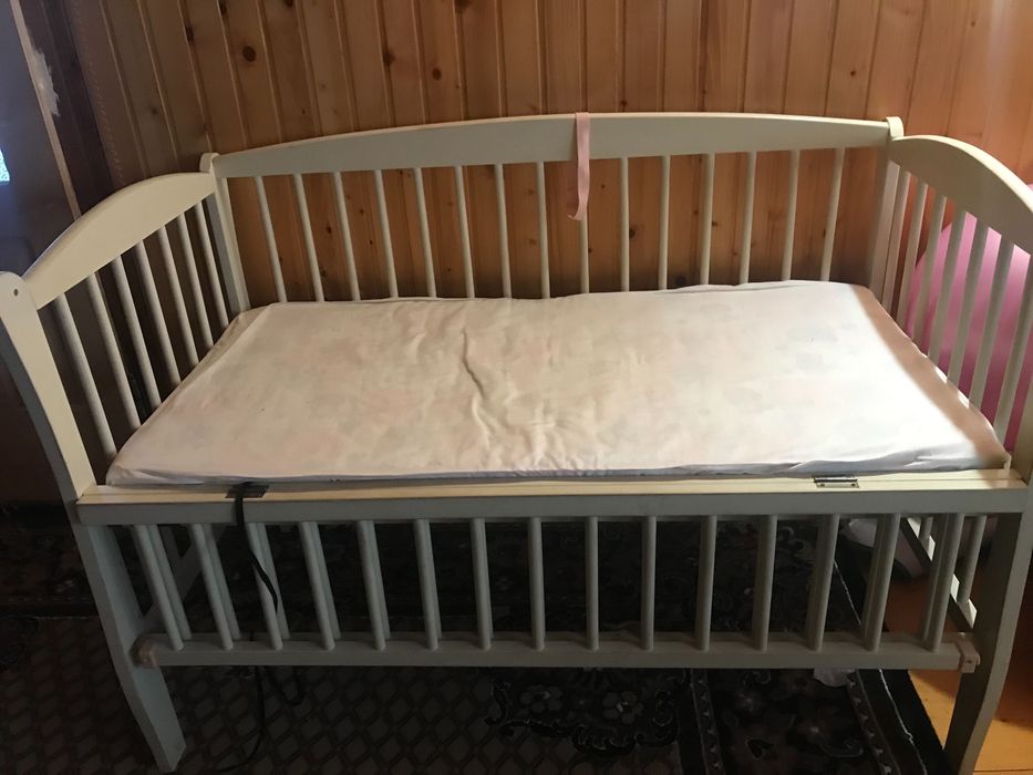 Дитяче  ліжечко.