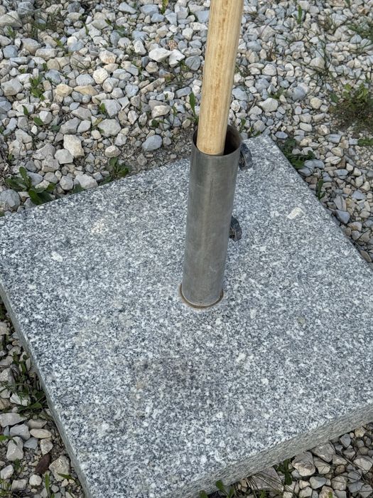 Guarda-Sol Grande com Base de Granito – Como Novo
