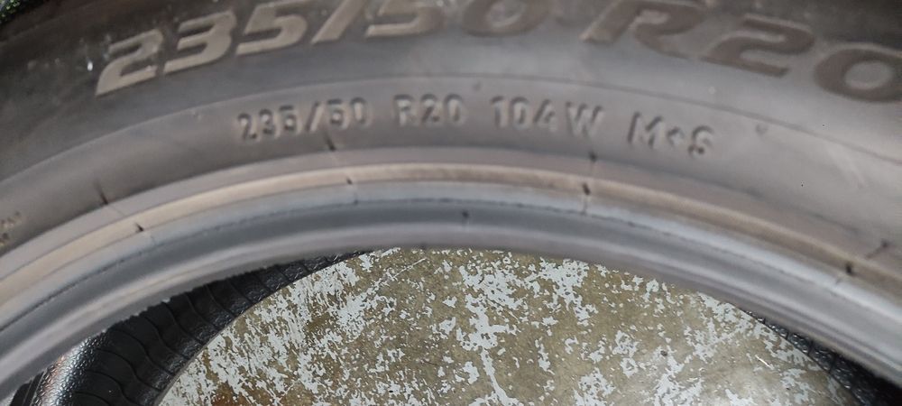 Pneus 235/50/20 Pirelli semi novos