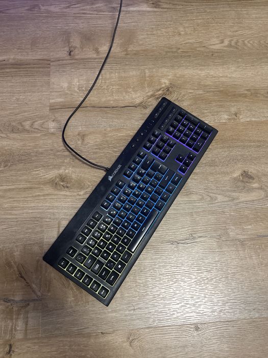 Teclado Corsair K55 RGB – Excelente Estado