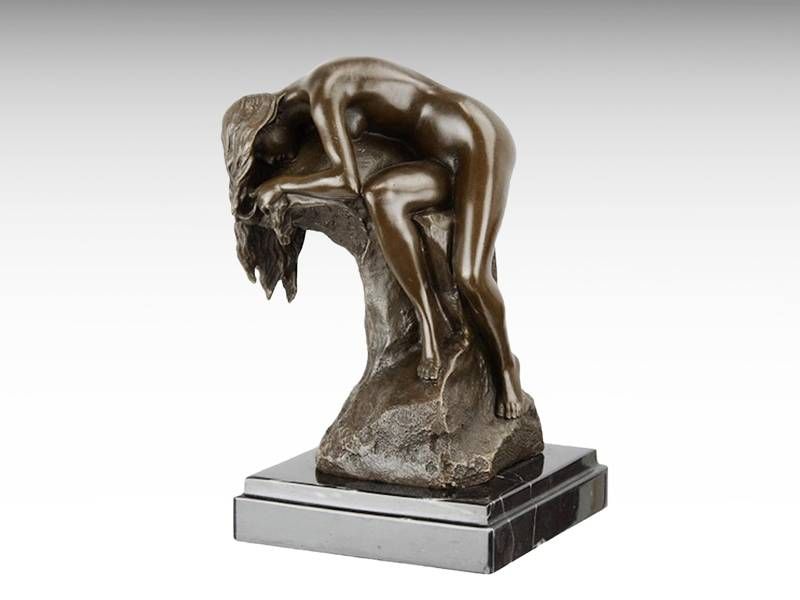Escultura de bronze - Menina adormecida