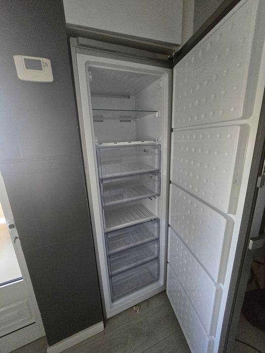 Congelador Vertical Beko Inox - Ecrã Digital