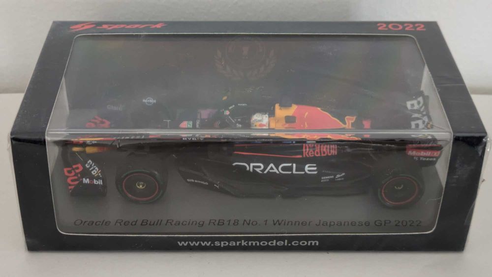 Miniatura Spark F1 1:43 Red Bull Racing RB18 #1 Max Verstappen Vencedor GP Japão 2022 Campeão Mundo F1