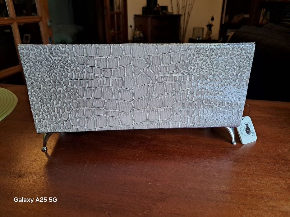 Guarda jóias em forma de sofá